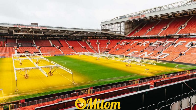 Old Trafford có tông màu chủ đạo là đỏ theo màu sắc của đội bóng
