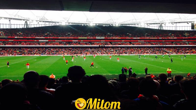 Sân vận động Emirates được thiết kế theo hình một cái bát bốn tầng