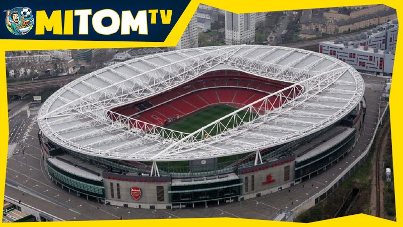 Sân Emirates, trước đây có tên là Ashburton Grove, nằm tại Holloway, phía Bắc thủ đô London