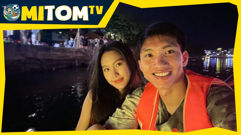 Vợ Đoàn Văn Hậu không chỉ xinh đẹp mà còn rất tài giỏi
